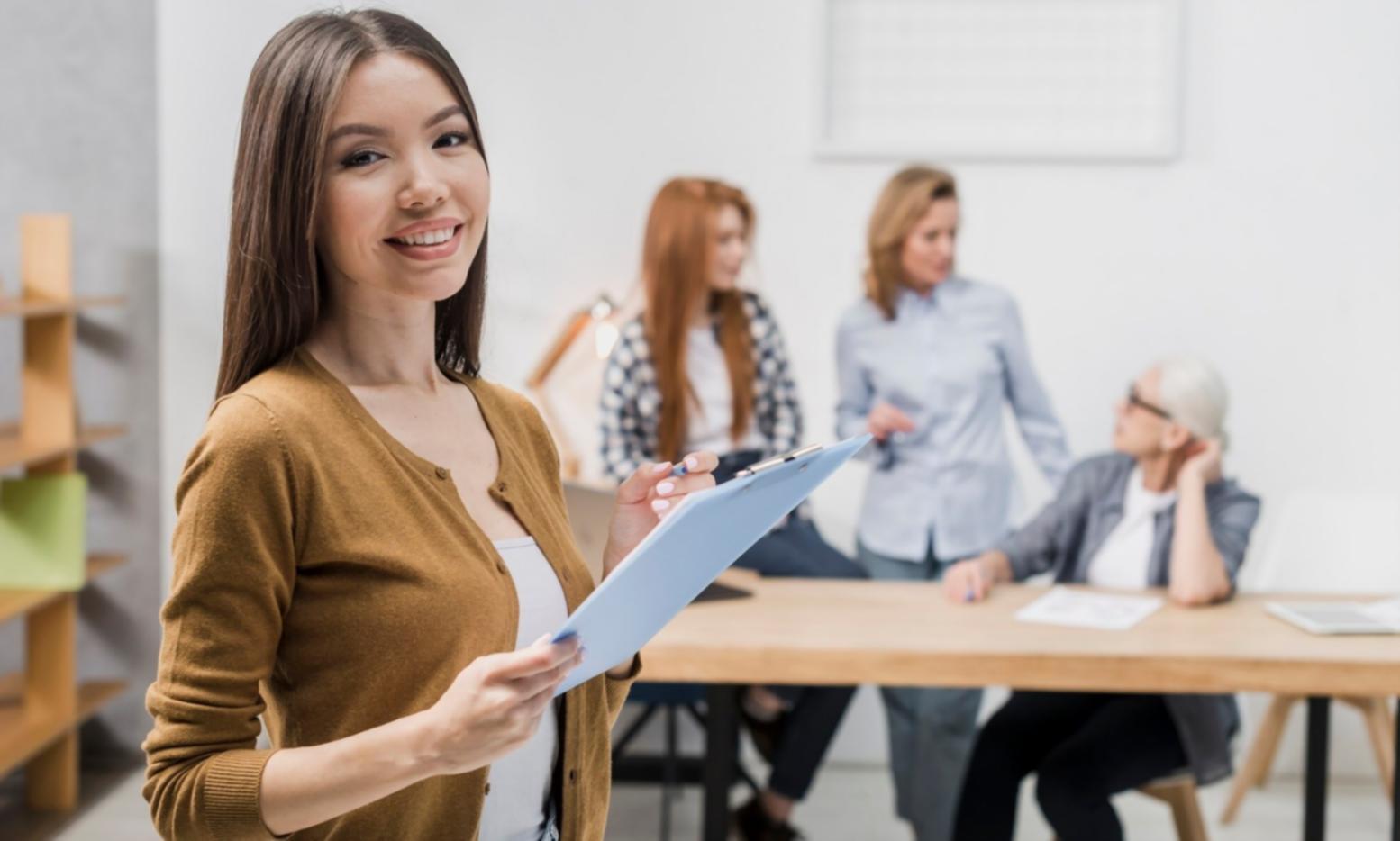 Espace de travail moderne avec outils de planification financière