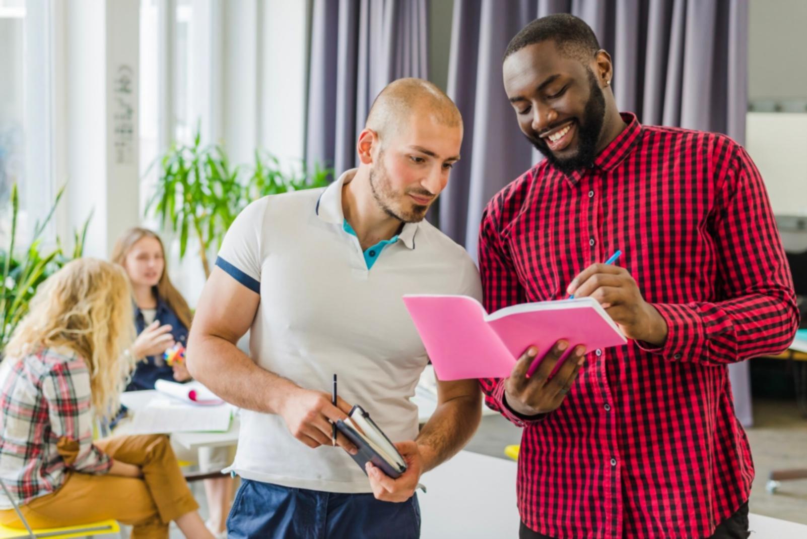 Espace de travail lumineux montrant l'organisation des finances personnelles